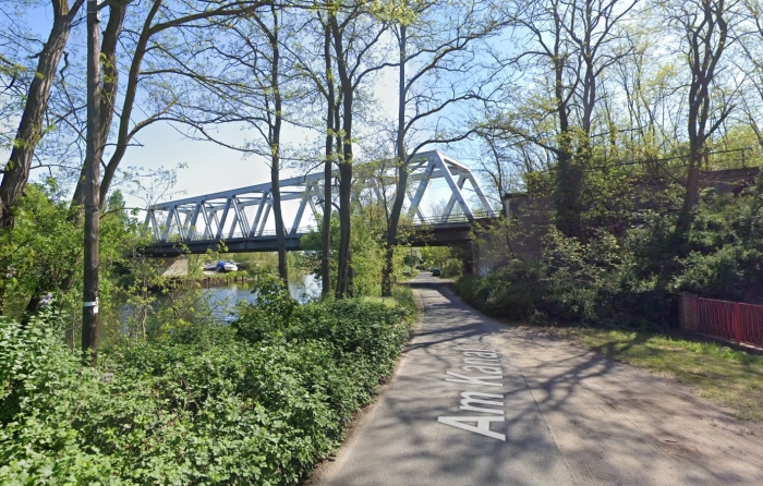 Eisenbahnbrücke am Kanal